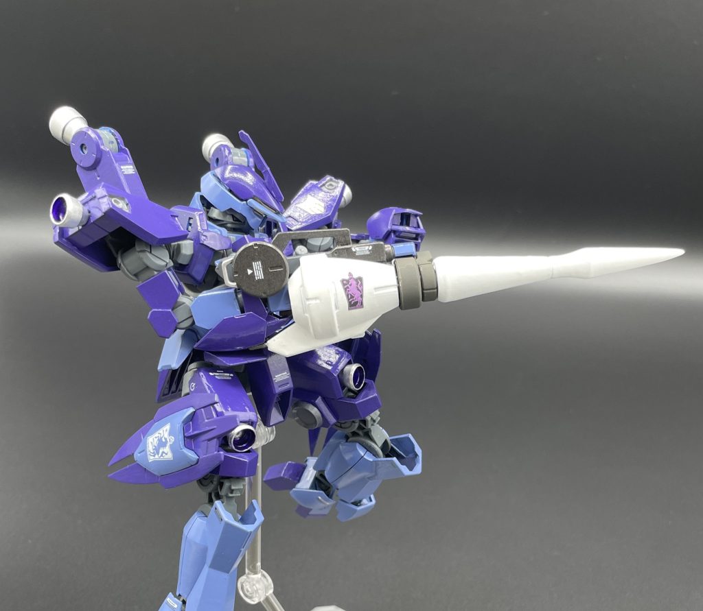 気でも触れたかッ？ 宇宙ネズミがッ！　水転写デカールで、ボードウィン家の家紋を入れています。ボードウィン家の家紋、めちゃくちゃカッコいいですよね！ 　実は、このお馬さんマークも、ボードウィン家の所有するガンダムフレームであるキマリス（ソロモン72柱の一つ）にちゃんと由来するものがあり・・・★詳しくは、キマリス・ヴィダールの記事をご覧ください↓↓(*'▽')♪♪https://gumpla.jp/hg/2163150 ガエリオ・ボードウィンだ！！