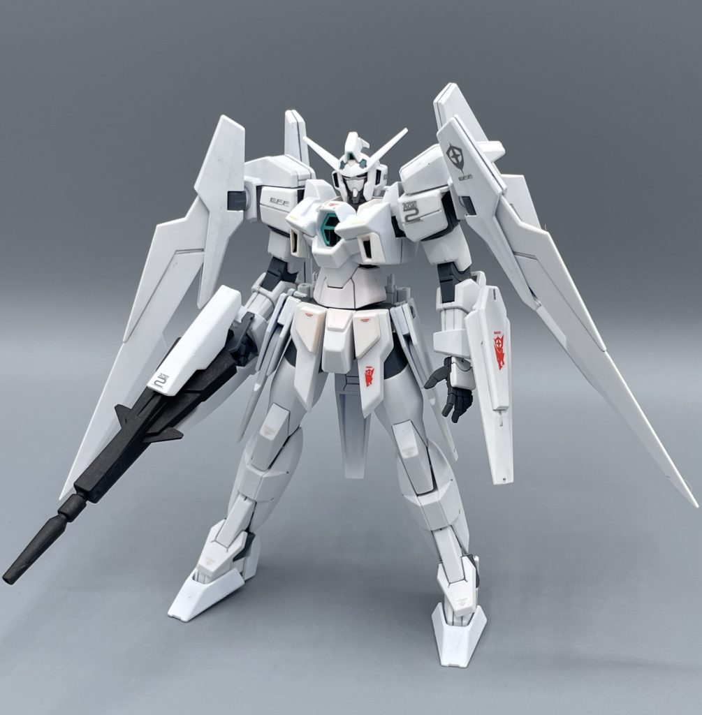 HG「ガンダムAGE-2(特務隊仕様)」 こちらは筆塗りではなく、缶スプレーの白サフを吹いただけ。超簡単にカッコいい特務隊仕様が手に入ります。本当は白サフしてから、筆塗りしようかと持っていたのですが…。私にとっては新発見だったのですが、サフを薄く吹くだけだと、下地の成形色がうっすら透けて見えるのです。筆塗りばかりだから、そんなことも知らなかった(笑) 成形色が黄色っぽい部分はクリーム色、青のところはクールホワイト、という具合に”偶然の白の色分け” が出来てしまいました。 (これ、下手に筆塗りしない方がカッコいいんじゃね?)という甘い囁きにコンマ一秒で乗っかりました。筆塗りモデラ―の意地とは…。 結果、白サフ→デカール→トップコートでカッチョイイ特務隊仕様が完成。