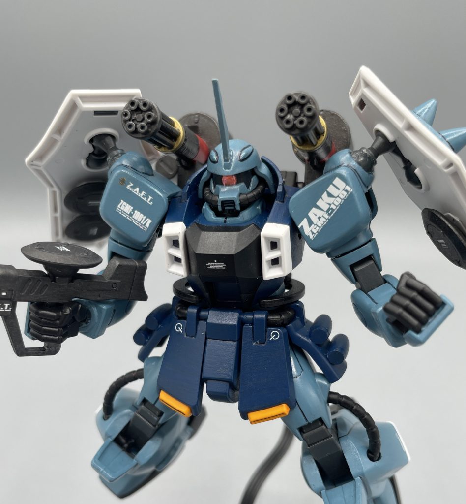 MMI-M826ハイドラガトリングビーム砲 近接戦に特化した本機の、数少ない射撃武装の一つ。背部のスラッシュウィザードから、2門のビームガトリング砲が展開されます。 基本的には、”巨斧をぶん回して敵機を薙ぎ払う”ことがコンセプトな機体ですし、このガトリング砲も攻撃用というよりは牽制用に使用されていた印象があります。