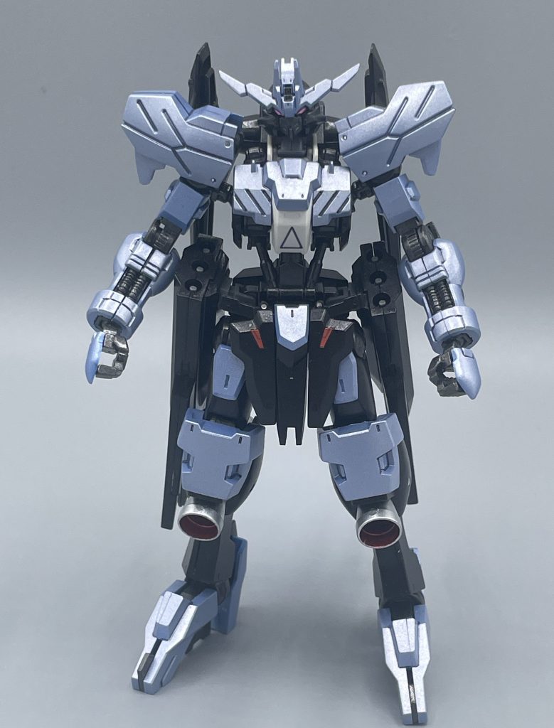 ASW-G-XX GUNDAM VIDAR ガンダムヴィダールは、ギャラルホルンの偉い人ラスタル・エリオンの部隊にて整備・調整を施されたガンダムフレームの機体です。ガンダムフレームとはいえ、その機体番号は秘匿され、ナンバーはXXとされています。また、パイロットもシリーズおなじみの仮面の男であり、その正体はラスタルのみが知っています。以下、劇中のネタバレを含みます↓       ヴィダールは、アニメ登場時から「一体、誰リオ・ボードウインなんだ」「Mr.キシドー」だなんて呼ばれて、その正体の考察が非常に盛り上がりました(すっとぼけ) まぁ、バレバレでしたよね。だって声がもう。。。(笑) 隠すなら、もっと上手くやれww そう!このガンダムフレームはキマリスであり、パイロットはガエリオ・ボードウィンです。