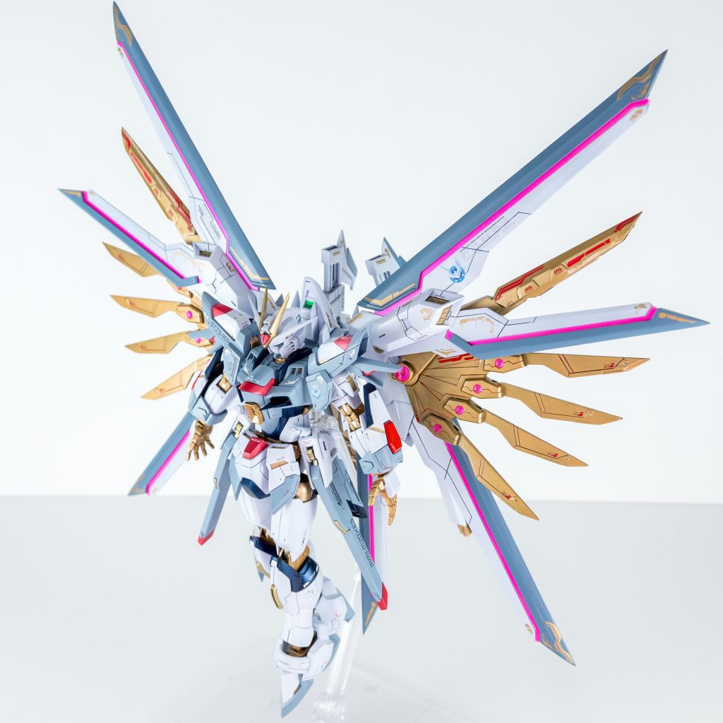 大羽にはユーラヴェンガンダムの脚部スラスターを追加。接続部をクランク型のジョイントに変更することで回転軸を外側にオフセットしより大きく展開できるようにしました。