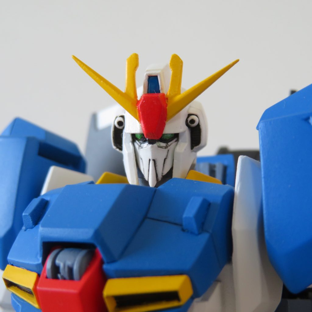 アンテナはC.O.V.E.R kitのレジン製のものは曲がっていて使えなかったので、HGUCのアンテナを削ってシャープにして使いました。額の赤いパーツは、C.O.V.E.R kitのものです。ツインアイ部分は、クリアーグリーンで筆塗りです。