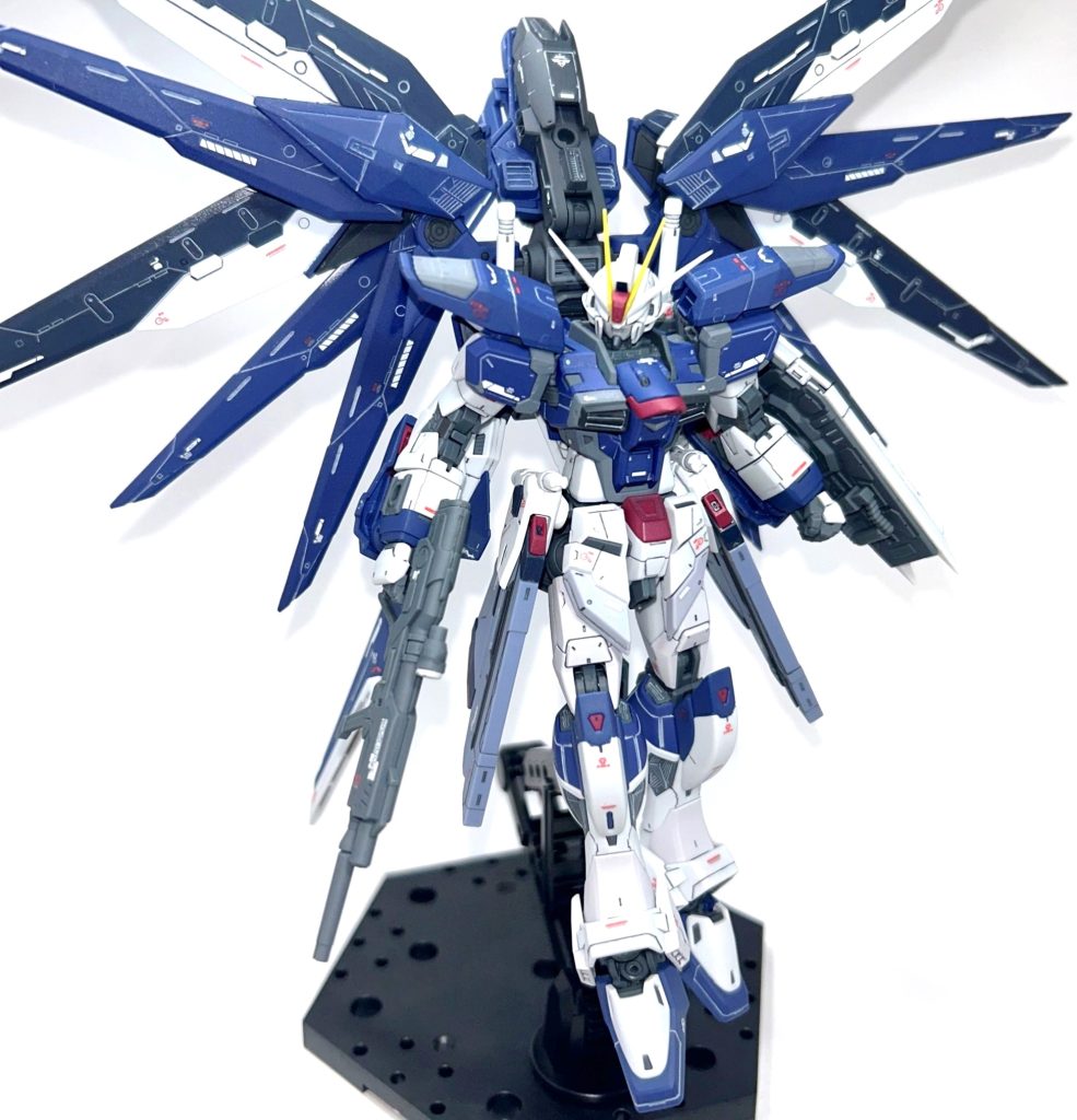 【機体解説】プロトライジング(正式名称フリーダムインパルスガンダム)単機での「移動&戦闘介入」を実現するため,ムラサメの強化・改修を進めていたが,複雑な変形構造からMS時の脆弱性が課題になっていた。そこで,MS時の強度アップと巡行形態の運用を両立するため,かつてのレイダーやセイバーなどに用いられた簡易可変のMS案が立ち上がる。開発主導者から与えられた試験課題は『フリーダム系列の装備で簡易変形のMSの開発は可能か』というものであった。試験に際し,コンパス関係機関内において,分離状態ではあるが巡行形態の運用データが豊富であり,最悪の場合でもパイロットやデータの回収率が高い「インパルス」に白羽の矢が立ち,これまで混ざることのなかった「フリーダム」+「インパルス」が誕生した…。という妄想です…。
