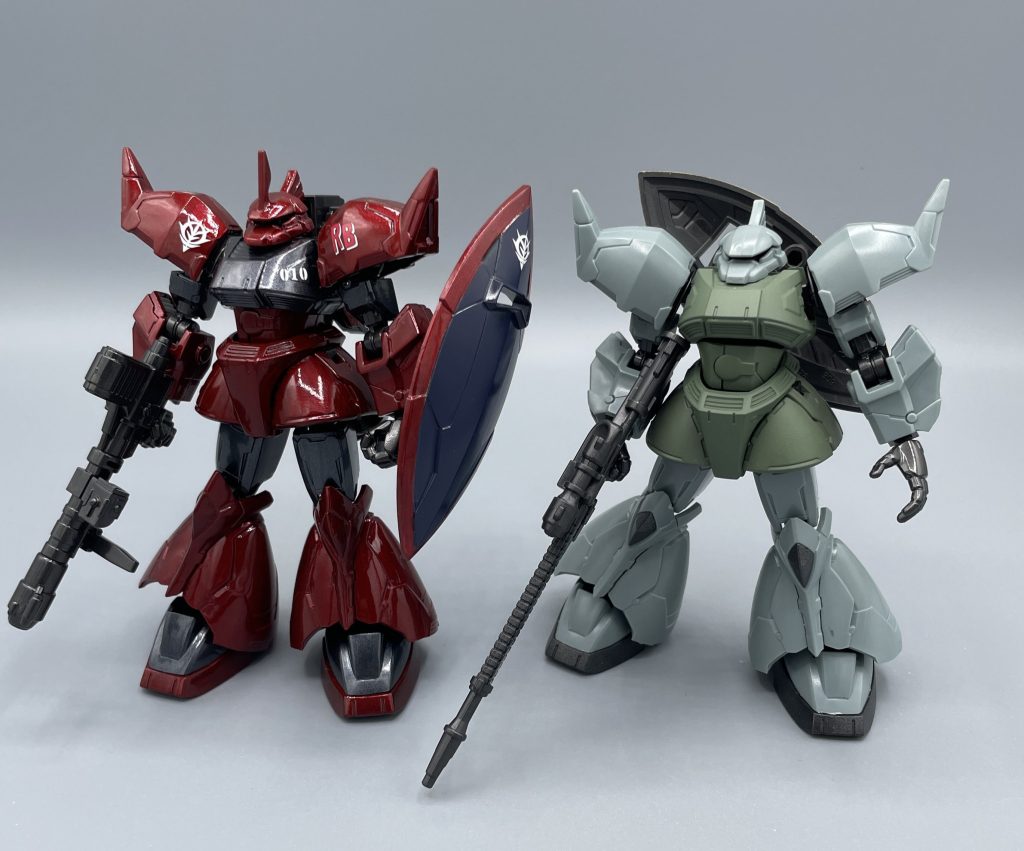 劇的ビフォーアフター!? “神の素体”、量産型ゲルググと一緒に。量産型は、そのままでも十分カッコ良かったので、キットそのままです。良い比較になるかなと思います。