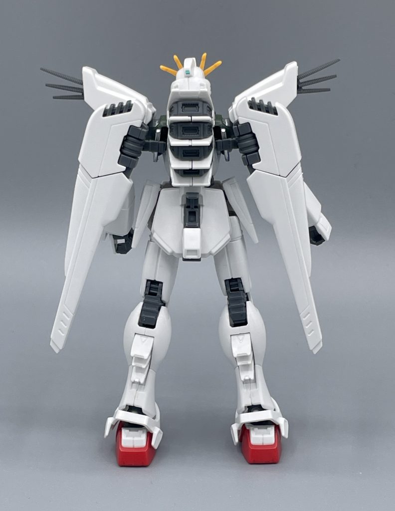 　私の場合は“ほぼ白”なのが逆に魅力に映りまして…。白×赤×緑なら、簡単に日本カラーに出来るのでは？？という安直な発想。結果オーライ大満足です。純白で美しいバックショットだと思っています。