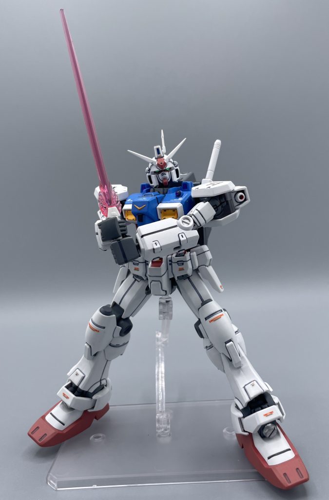 ガトーッ!!!!! GP01の印象的なサーベル両手持ち。せっかくなので、高出力っぽい造形のあるVガンダムのサーベルを貸してもらいました。言ったそばからクリアサーベル持たせてて草。 本当、今の目で見てもカッコいいなぁ。最高の造形のGP01です。とはいえ成形色は原色ですし、パーツ分割も ”ほぼモナカ” なので、塗装・合わせ目消しが必須です。パチ組みしてカッコいいかと言えば、今のキットを知っている身としては「NO!」です。 しかし、丁寧に作れば大化けする可能性を秘めた、技術を磨く練習にピッタリなキットです。※私の制作が丁寧だと言っている訳じゃないですよ?(笑)  合わせ目も消しきれてないし、シールドとかムラが目立ちます… 以上、HGUC初のガンダムタイプ・GP01ゼフィランサスでした。最後までご覧いただき、ありがとうございました!!(*^▽^*)        ↓ プチ工作過程 ↓