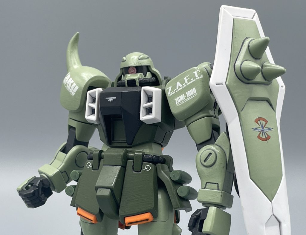 ザフトが、ジンに代わる新たなる主戦力として生み出した傑作機、 「汎用性の獣」ことザクウォーリア。カタログスペックにおいては、前大戦のGAT‐Xシリーズを凌駕する程の性能を秘めています。 様々な形態のウィザードシステムに換装することで、戦局に柔軟に対応できる点も、本機体ならではの面白い設定です。 アニメ放送前にこそ、ザクアレルギーを発症した方も多かったですが、今では概ね好感を得ている機体であるのではないでしょうか。 このザクに続き、グフ、ドムと続く非常に高度な訓練を施されていった私たちは、SEED FREEDOMで当然のようにゲルググやギャンが登場しても、なんの動揺も致しませんでした。そりゃ出るよね、と。あっ、でもあの赤い機体にだけは度肝を抜かれました(笑) 私はアニメ1話の時点で虜になっておりましたが(チョロい)、 今でも大好きな機体の一つです。皆さんはこのザク、好きですか?? 最後までご覧頂き、ありがとうございました!(*^^*)