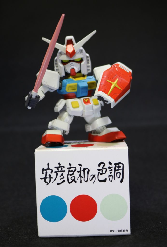 SDEXの宿命のふくらはぎの肉抜きはさすがにパテ埋めしました。ビームサーベルを構えたときにランドセルにサーベルの柄が2本ある事に違和感があったので右側だけ抜き差しできるよう軸を打ちました。後はアンテナ裏とサイドアーマーにあった意味不明の空白もパテで埋めました。ヘッドパーツの合わせ目処理は面倒でしたがマスク部分を後ハメ加工をしました。今回のメイン作業はエアブラシ塗装ですがいろ塗りの順番を誤ったりマスキング忘れでリペイントしたりと結構手間をかけてしまいました。