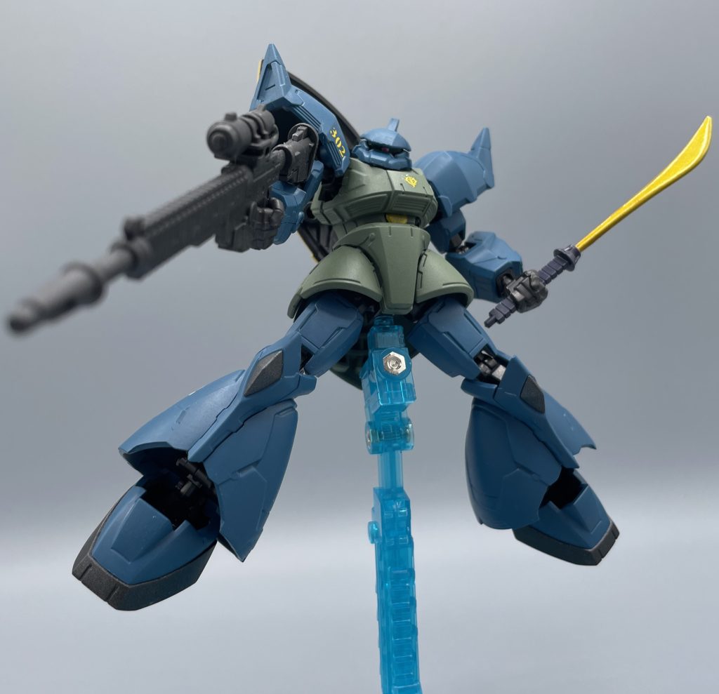 　ガトー専用ゲルググと言えば、刀身のまっすぐ伸びた長いビームサーベルなのですが、それは持っていないので、ナギナタの半分でそれっぽくポージング(笑)