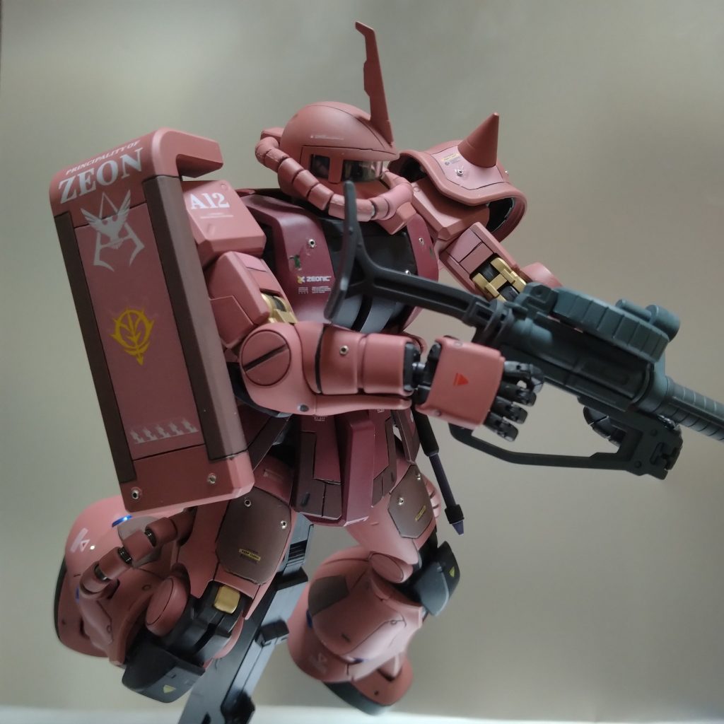 この盾とか足のピンクの配色とか見ると!最初の頃に投稿したシャアザクの元になった機体だとわかると思います!(笑)あっ別にキット購入してからだから、本当に別物ですよ!(笑)