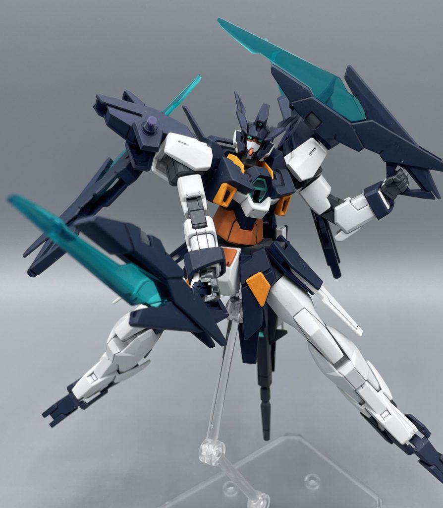 Fファンネルで斬ッ！  手持ち武器としても運用できます。全身刃物だらけのハリネズミのようなMSですね。 俺は… 俺も鳥になるッ！！！