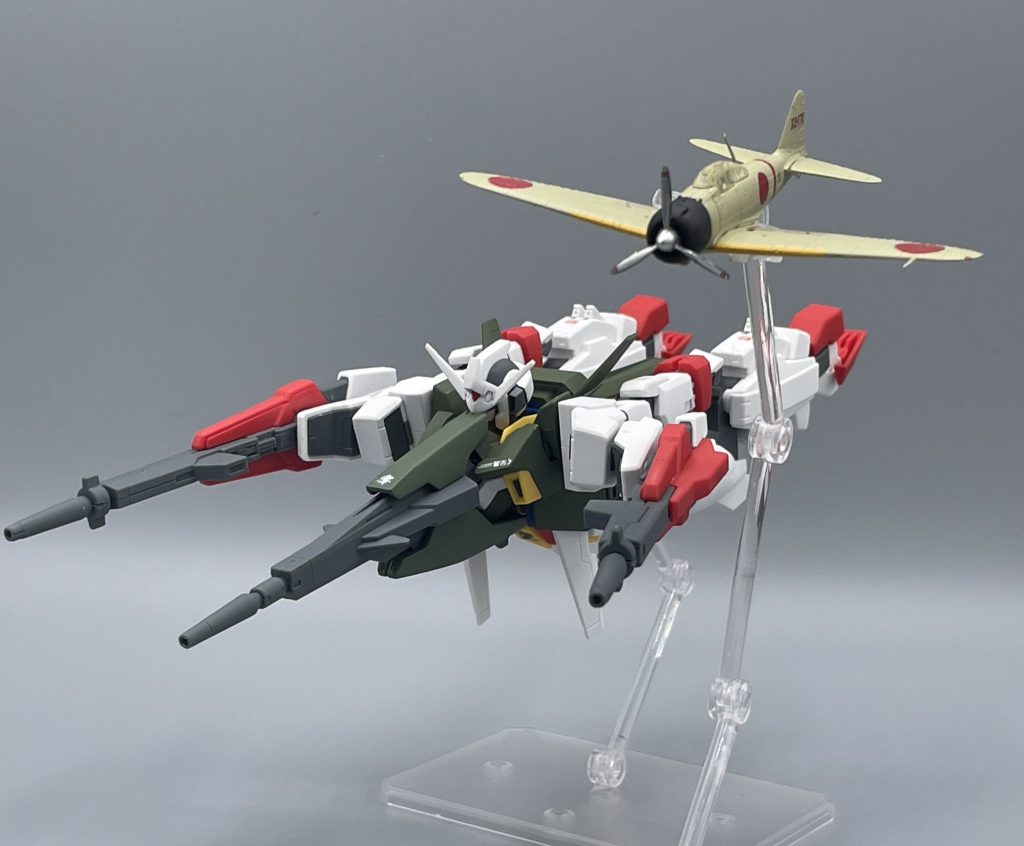 零戦との編隊飛行。カッコいい。  ここで書くにふさわしいか分かりませんが、私はスタジオジブリの作品が大好きです。中でも「風立ちぬ」は最高に好きな作品です。それは、堀辰雄先生の小説「風立ちぬ」を下敷きに、零戦の生みの親である堀越二郎氏の人生を書き綴っているからです。 今でこそ、宮崎駿先生は反戦主義の第一人者になっておられますが、かつては超が付くほどのミリタリーマニアだったことが知られています。零戦なんて、大好物でしょう。 しかし、劇中では零戦の戦闘シーンは一切描かれません。おそらく、零戦の戦闘シーンをアニメで描かせたら世界1の作品を描き上げられることでしょう。しかし、それをしなかった。戦争の破壊の部分だけではなく、生産の部分、さらに言えばその裏にある人々の営み・人生までもを描こうとしたのではないでしょうか。 映画「風立ちぬ」のテーマでもある「風立ちぬ。いざ生きめやも(風が吹いた。さぁ、生きなければならない)」は、戦争という過去を正しく知り、“現代”という時代を戦い生きなさい、というメッセージであるように思います。 宮崎駿監督は、おそらくガンダムおよび富野由悠季監督を好意的に見ていないであろうと思われます。両者の持つ戦争に対する価値観や、メカとはこうあるべきといった機械哲学が、両者の間で違い過ぎるからでしょう。 しかし、どちらも“戦いの中にある人々の人生・生き方”を描こうとしたことは、間違いなく同じです。戦争をタブーとして語らないのではなく、正しく理解して作品にし、後世に伝えようという想いが、二人の天才の中にはあり、筆を執らせたのではないでしょうか。 ※私は岡田斗司夫先生も大好きなので、岡田先生の主張に影響を強く受けております。しかし、その考えを丸パクリするのではなく、自分の中で咀嚼し、解釈しなおして自分の考えを練り上げているつもりです。 なんか今回は言い訳がましい文章ばかり書きなぐってしまっていますね笑