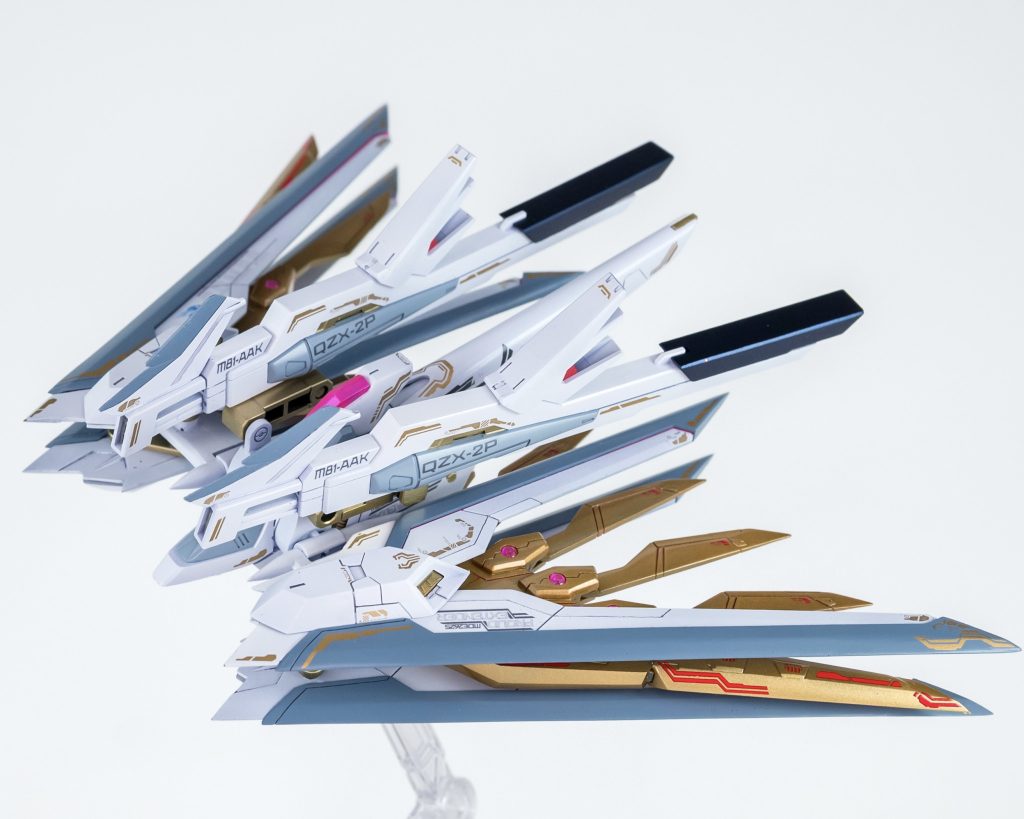 プラウドエクステンダープラウドディフェンダーの完成型。基本的な機能はプラウドディフェンダーに準ずるが、新たに二振りの実体剣