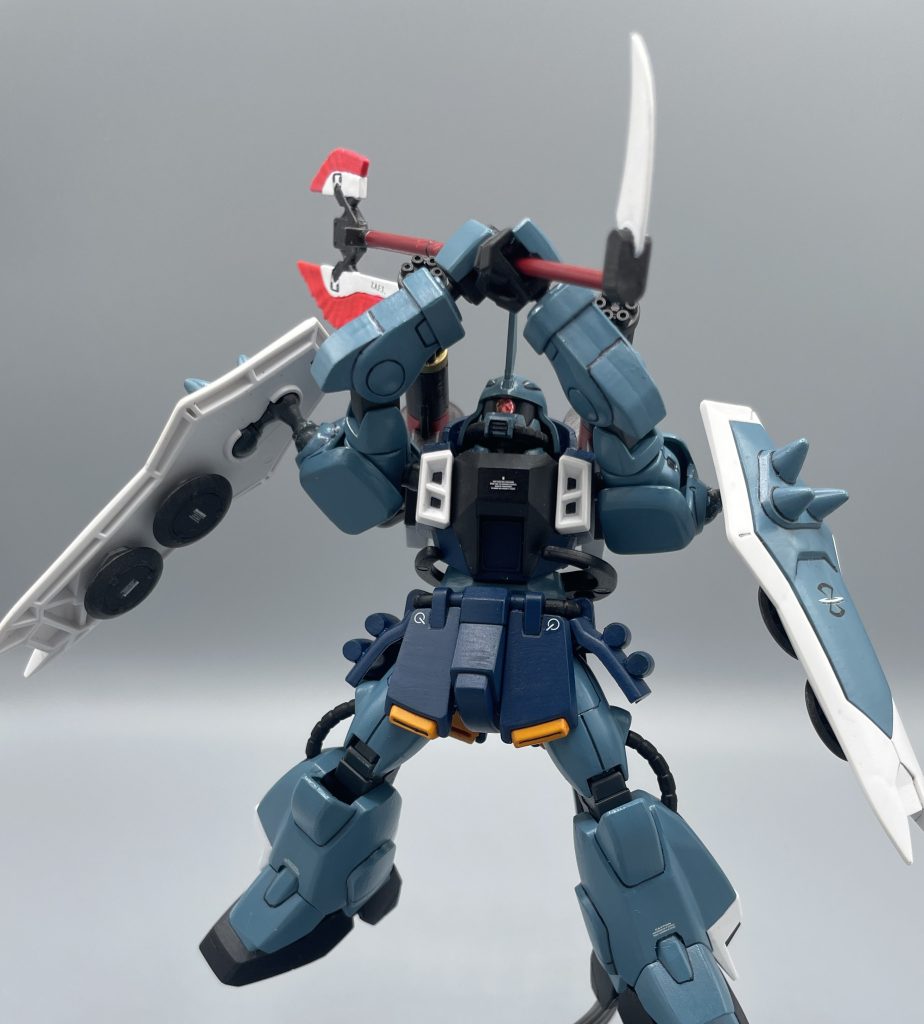 クルクルクルクル~! OP風 スラッシュザクファントムと言えば、SEED DESTINYのOPでビームアックスを頭上で高速回転させるあのシーンが印象的。その動作に、いったい何の意味があるんだ、と言われると困るのですが・・・。細けぇことは良いんだよ、カッコいいんだから!ってことですよね(笑) またキット的な話をすると、このスラッシュウィザードは”コレクションシリーズに付属” するものです。造形は悪くないのですが、色が水色1色で成形されています。なんてこったい。黒系じゃないだけマシですが、私のような筆塗りモデラ―にとって、白を発色させることは、とっても大変な苦行になります。それゆえに、MGでスラッシュザクが発売された時は、興奮しましたねぇ。プレバンだったから買いませんでしたが。 今なら、ギャンシュトロームからビームアックスを持ってきたら、さらにブラッシュアップできそうです。ギャンシュトロームは、ビームアックスや胸部ビームバルカンなど、本機体からも多くの戦闘ノウハウを引き継いでいますね。