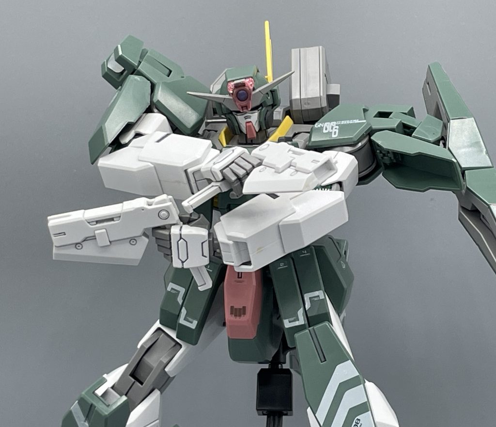 GNビームピストルⅡ　デュナメスのGNビームピストルを改良した近距離戦闘用兵装です。背中に２丁装備しています。　ライルの戦闘スタイルは、射撃よりも速射に優れていたため、本装備は実戦で多大な戦果をあげました。