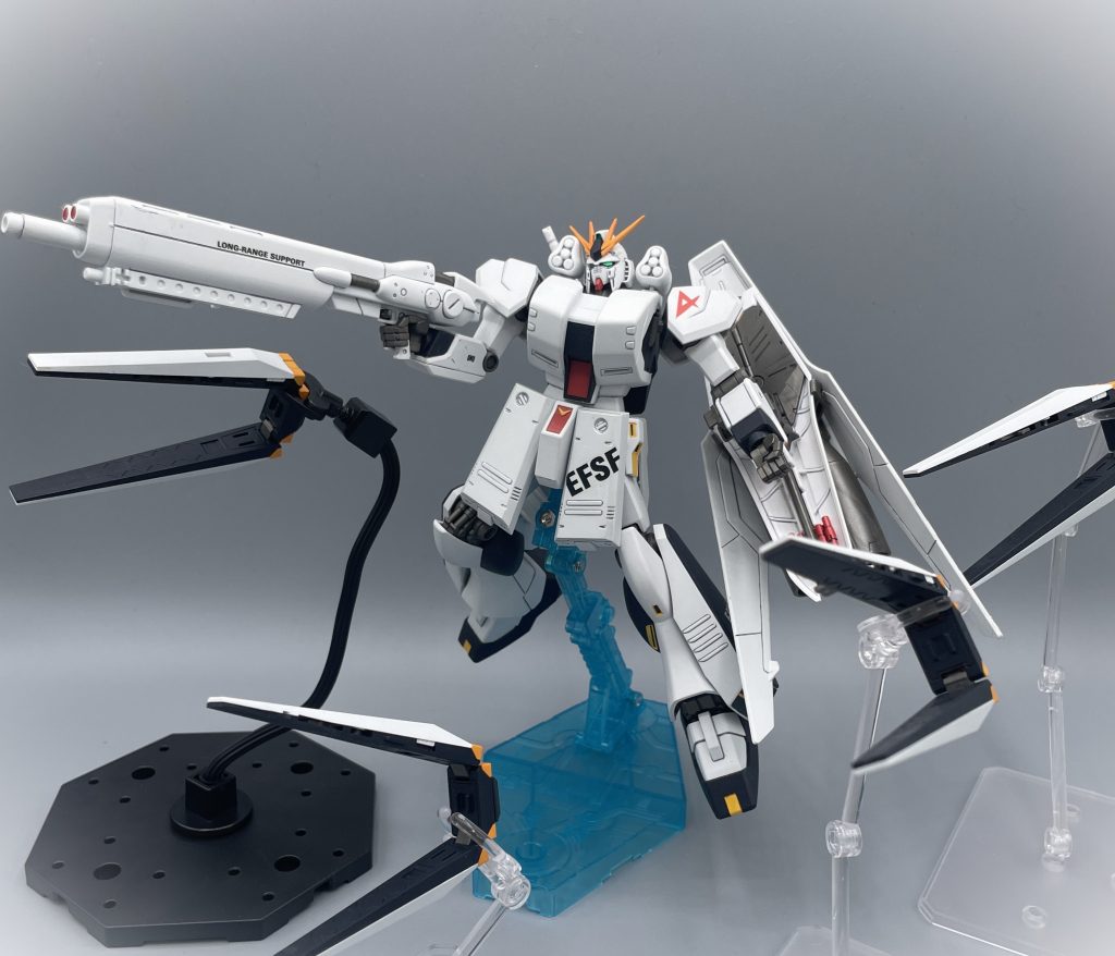 いけっ、ファンネル! νガンダムの代名詞とも言えるフィン・ファンネルですが、HWSを前にするとファンネルが心もとなく感じる不思議。必殺兵器のはずなのに(笑) この姿を見たと思った瞬間には、すでに撃墜されているのでしょうね。 個人的に思うのは、HGUC「νガンダム」は、1/144スケールの一つの到達点とも言える傑作です。その傑作に、“これでもか!” という数の武装を追加したのが、このHWSです。このキットがあれば、通常のνガンダムの再現も可能ですし、飾るスペースに余裕があるなら、こちらのキットが断然オススメです。HWSは再販率が低いのが難点ですが・・・(^^; 最後までご覧いただき、ありがとうございました!ヾ(≧▽≦)ノ✨