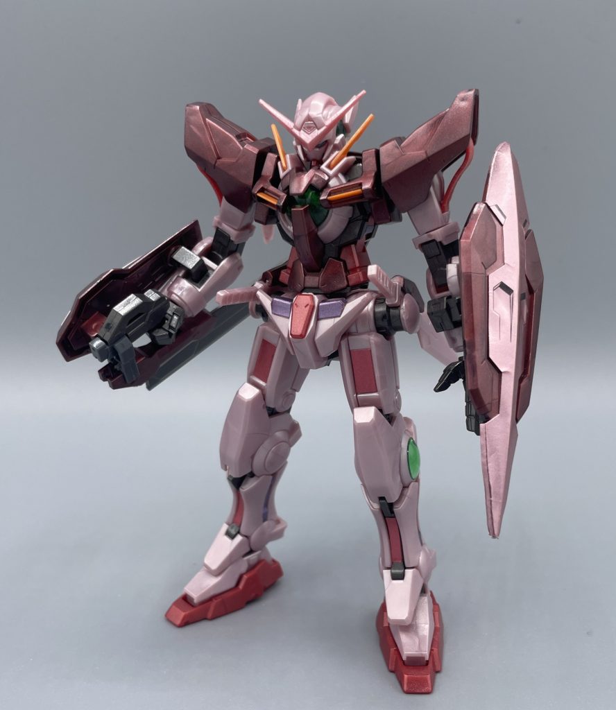 GN-001 GUNDAM EXIA【TRANS-AM MODE】 キットそのものは、すべてグロスインジェクションで成形され、そのまま組むだけで美しい光沢感を湛えたトランザムモード・エクシアが出来上がります。今回はシールも使用しています。 私が手を加えたのは、各所に使われたレンズパーツを塗装した位です。本来は無色透明なクリアーパーツですが、トランザムの赤の中でも映えるように、クリアグリーンで塗装しています。結果的に、良いワンポイントになってくれたと思います。