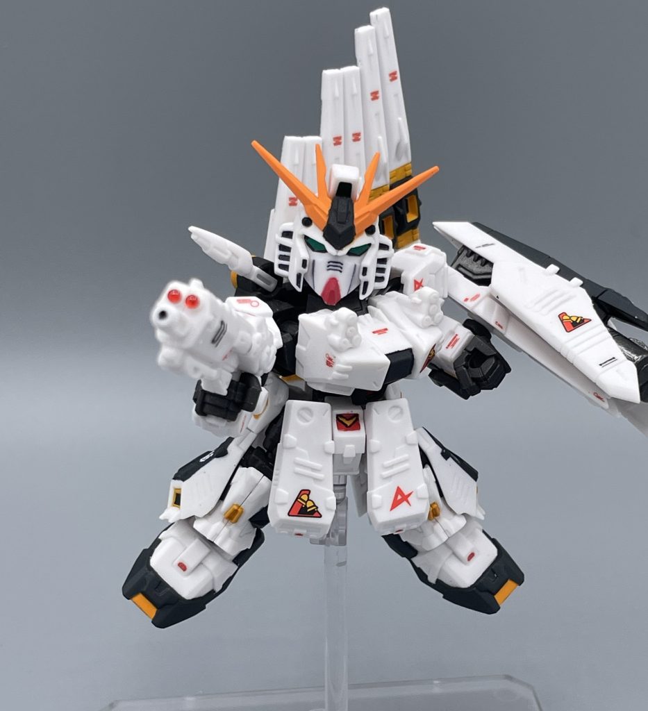 ハイパー・メガ・ライフル 名前からして超強そうなライフル。逆シャア当時の戦艦の砲塔数基に匹敵する威力を持っているそうです。数基!? また、ビームを絞って長距離射撃をこなすことも可能です。 クリアレッドのセンサー部は、Hアイズを塗装したものに置き換えています。HGUCでも同様の置き換えをしていますが、やはり見栄えとテンションが爆上がりします。