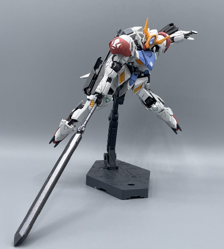 ガキィイィン!!!  太刀の性質も併せ持つソードメイスは、単なる打突兵器としての運用にとどまらず、関節部分をピンポイントで狙うことで、MSの腕部を根元から切断することも可能でした。