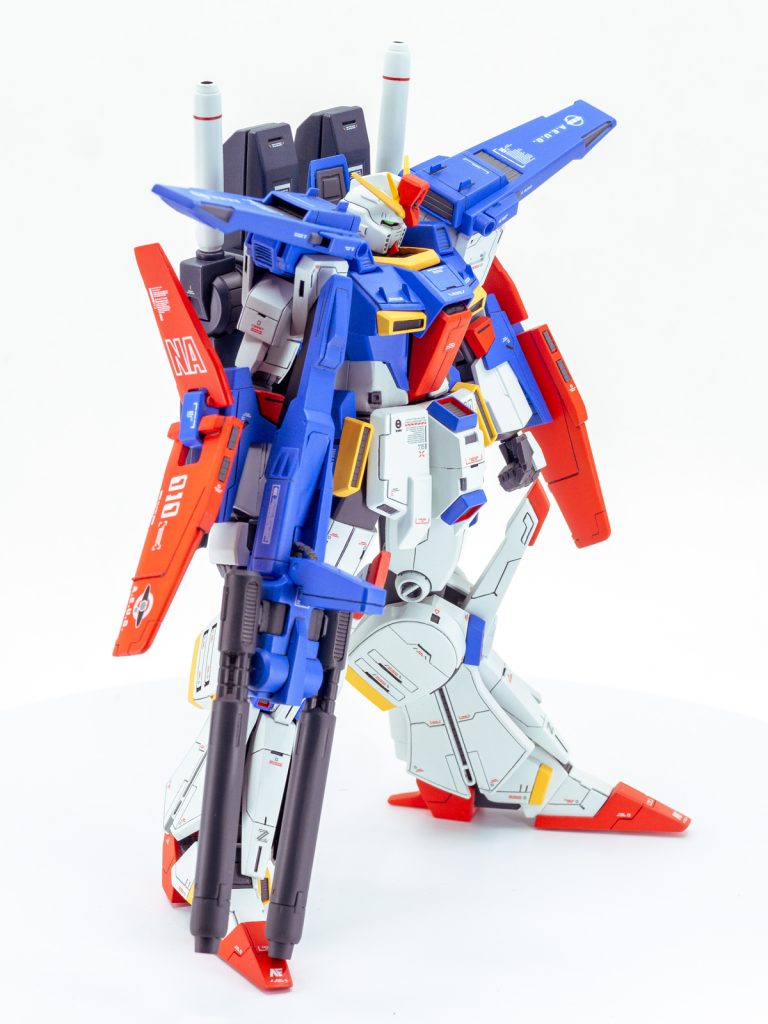 肩の青いウイングというかバインダーというか、そこの部分はキットを延長工作しても厚ぼったくなりそうだったので新規で作り直してます。あとはつま先かかとを長くしたり腕のウイングシールドの上側を延長したり。コクピット脇の青い部分も長くなってます。武器はセンサーより前はそこそこ幅詰め(銃身の軸含め)しています。