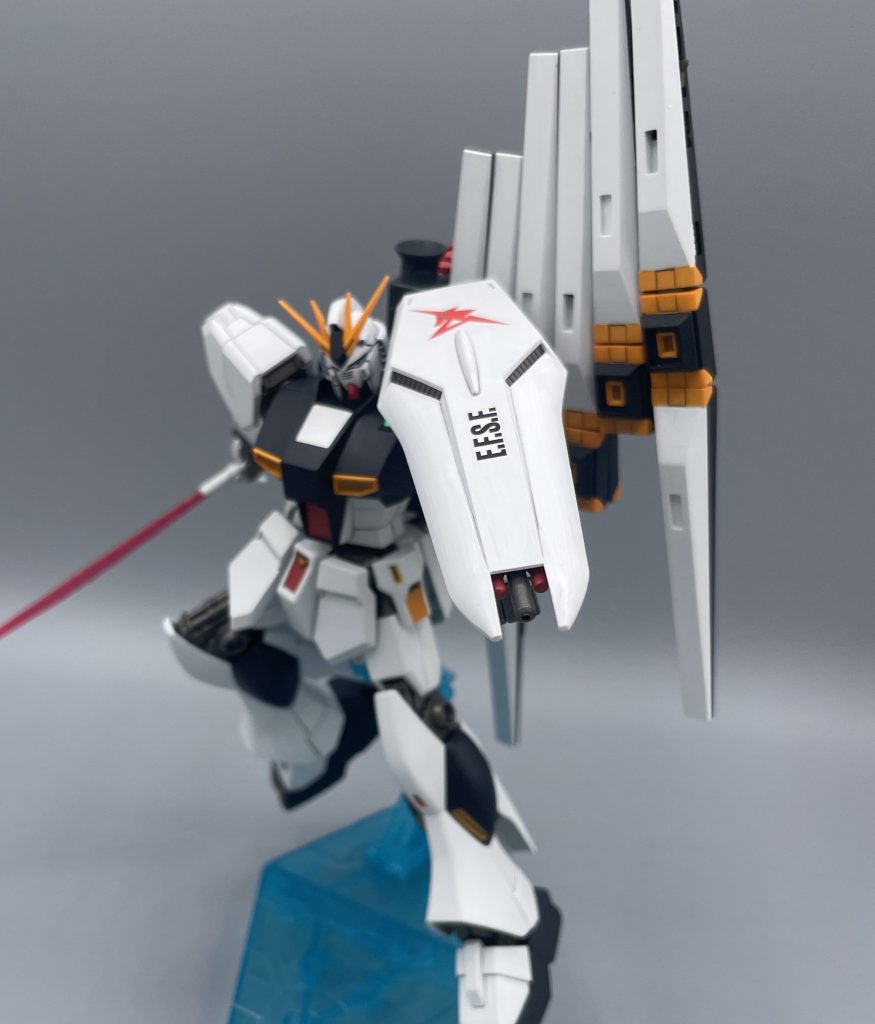 シールドにも武装有り！　νガンダムと言えばこのシールドですよね。アムロのAを模したユニコーンのマークが最高にクールです。シールド裏側には、ビームキャノンと4基のミサイルが搭載されています。いつも思いますが、シールドにミサイル乗っけて大丈夫なの？ 誘爆とかしないの？　ちなみに、ビームキャノンは一年戦争時のビームライフルの威力に相当するそうです。もうシールドだけで戦えるじゃん。。。