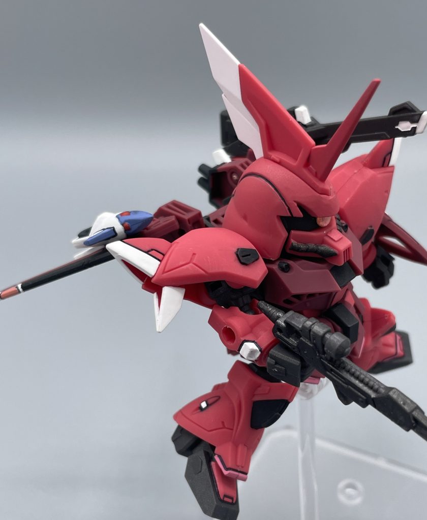 M71ペレグリヌス6連装近距離誘導弾発射筒 ボレロの右翼にくっついているコバンザメ、もといミサイルランチャー装備です。こうしてみると、ボレロは実弾兵装がメインウェポンになっているのですね。このコバンザメは、ボレロSにもAにもくっ付くことが出来ます。 キット的なことを言うと、このミサイルランチャーが黒一色成形かつ肉抜きも目立つという、1番の難敵でした。表面をガタつかせてしまったため、塗装にも影響が出てしまいました。反省(笑)