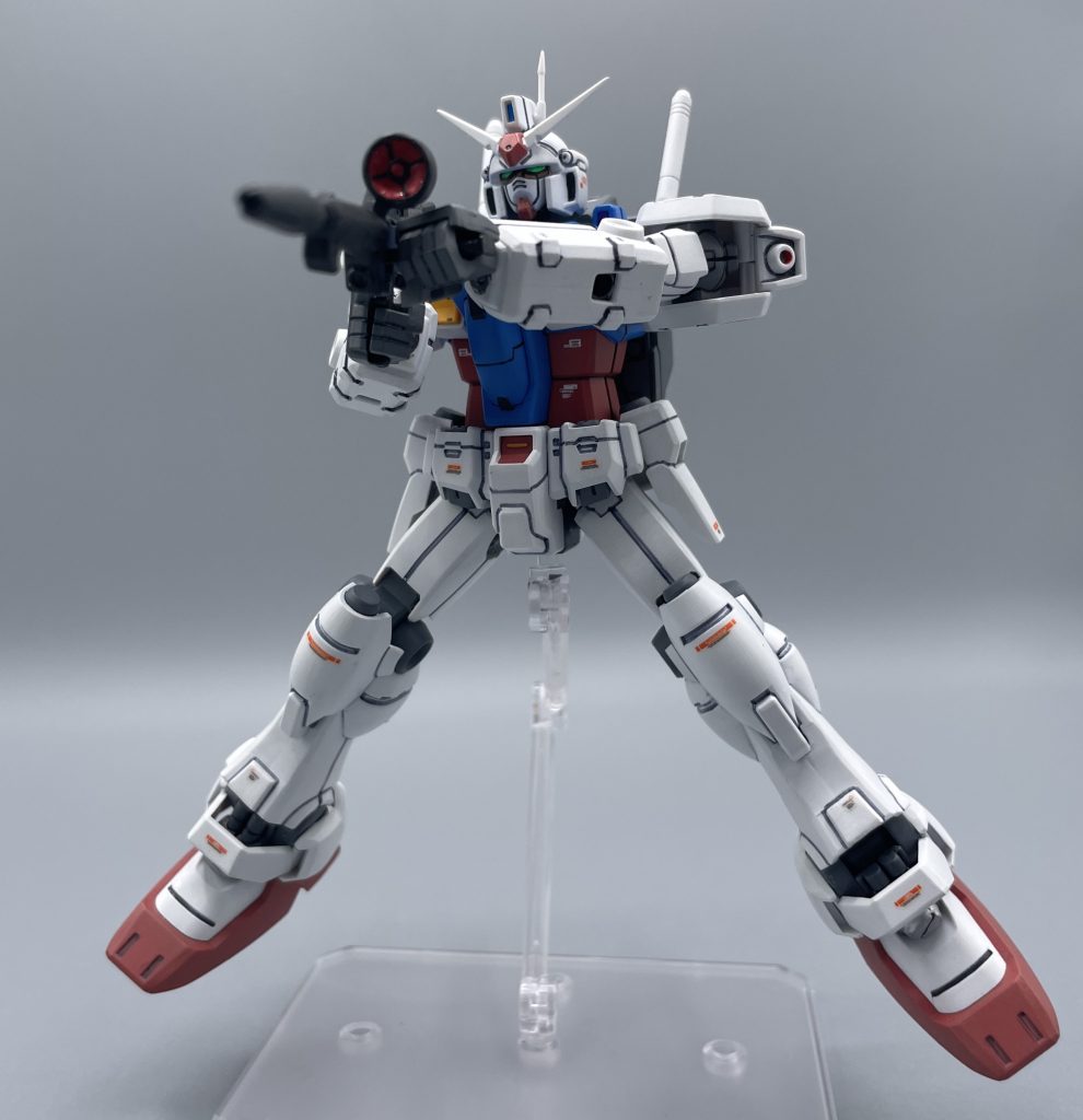 ビームライフル 安心してください、付いてますよ。ビームライフル。私がマシンガンの方が好きなので、ライフルの写真は少なめです(笑) 全13話のスターダストメモリーで、このライフルが登場したのは第4話からなんですよね。ゼフィランサスは前半戦の機体ですし、そりゃあマシンガンの方が印象に残るのも無理はないですよね(笑) 個人的な好みは別にして、このライフルには面白い設定がたくさんあります。RX-78-2のライフルと形は似ていますが、本ライフルはエネルギーパック形式を採用しています。これは、後に開発されるガンダムMK-2 のライフルへと繋がっていきます。アニメが作られたのは0083が後なので、うまく”中継ぎ” の設定が練られている訳ですね。 また、銃口とグリップの間にビームの展開箇所があり、小型のビームサーベルである「ビームジュッテ」を展開することが出来ます。 え、十手!? 銭形平次もびっくりの武装です。このジュッテを展開することで、ライフルを構えながら敵機のサーベルを受け止めることが可能となります。このジュッテに関しては、狂おしいほど好きです(笑)