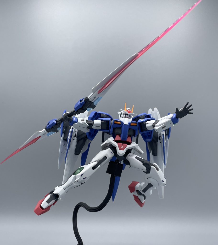 GNソードⅡ・ビームサーベルモード　本キット「ダブルオーライザー＋GNソードⅢ」の目玉の一つでもある、GNソードⅡ用のビーム刃を装備。ただでさえ連結して長い剣になっているのに、さらに長さがトンデモナイことになります。