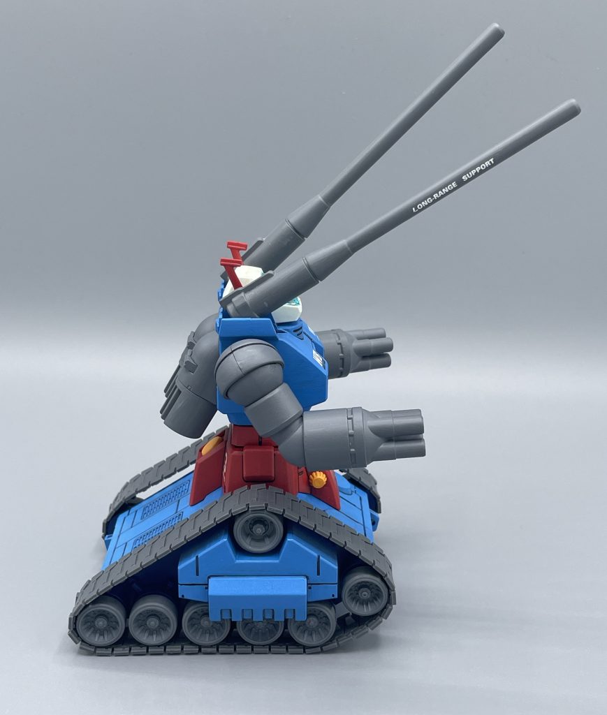 １２０㎜低反動キャノン　ガンタンクを象徴する長射程キャノン砲。実弾頭を、高精度な命中率で発射することが可能でした。ミノフスキー粒子の散布下で誘導兵器が使用できない環境、とりわけ地上での運用に威力を発揮しました。　キットとしては、長さも十分で迫力も良し。ポリキャップを砲身で包むモナカ構成ですが、自分のガンタンクはポリキャップの摩耗でユルユルになってしまっています。すぐに、ふにゃぁっ…と諦めて垂れてこようとするキャノン砲を、「後もう少しだからがんばれ！！」とイライｒ…ゲフン。励ましながら撮影しました^^; 笑