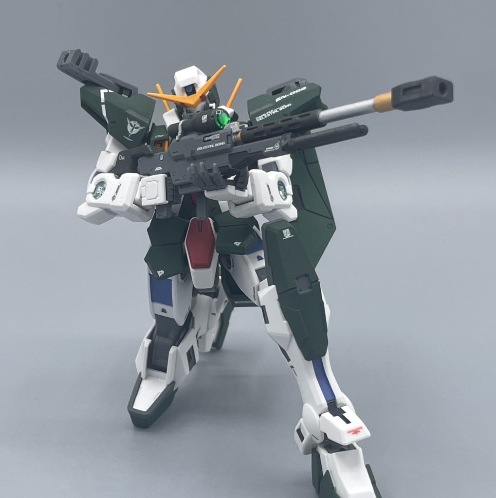 GNスナイパーライフル ガンダムデュナメスの顔とも言える武装。パイロットであるロックオン・ストラトスの決め台詞「狙い撃つぜぇ!」が出来るように、センサーを3Dレンズシールに置き換えて、クリアグリーンで筆塗りしています。デュナメスの雰囲気には合っているのかなと思います。 デュナメス本体も、精密射撃を行う際は頭部のアンテナが下降して、専用のカメラアイが出現するようになっています。HGのプラモデルでも、ちゃんとギミックが再現されているのが嬉しいですよね。