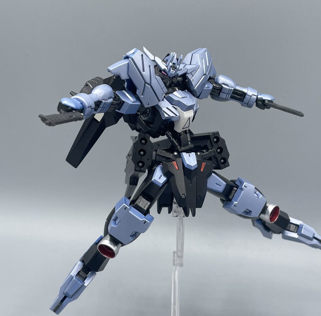 ハンドガン フロントスカート内部に格納された拳銃型の近接射撃装備です。「鉄砲どこに隠してんねんww」なんてツッコミはありましたが、その活躍を観たら、そんなの全く気になりません。二丁拳銃は漢のロマン!  劇中では、艦隊から発射された無数の艦砲射撃を、この二丁拳銃で一瞬で無効化していました。このシーンが本当にカッコ良過ぎました。 このキットの弱点は、“コレジャナイ”感の強い青の成形色と、ハンドガンがフロントスカートに一体成型されてしまっていることです。そのため、ハンドガンを手に持っても、スカート内にハンドガンが残ってしまうという、困ったことになります。 価格帯やHGであることを考慮すれば許容範囲内ですし、気になるなら手を動かせ!って話ですが、私は手を動かしませんでした…(-_-)