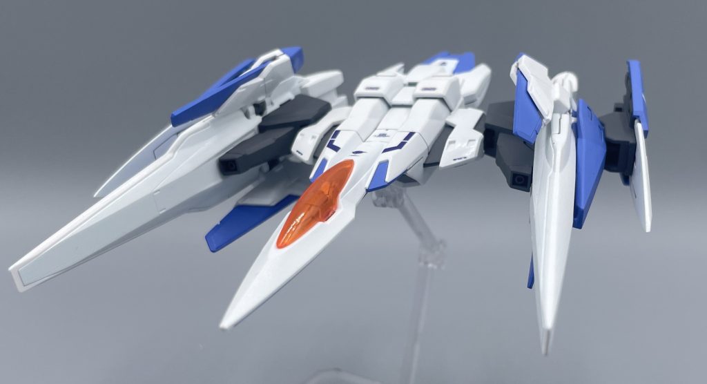 GNR-010 O RAISER ”刹那の考えた最強のガンダム”にも思えるダブルオーガンダムですが、弱点もありました。それは、ツインドライヴシステムの運用の難しさでした。二基のドライヴを同調させることが出来ず、機体が完成しても、刹那がトランザムで強制稼働をかけるまで、ウンともスンとも動きませんでした。 刹那がパイロットとなった後も、トランザム使用時に不具合が発生するなど「強いけどピーキーすぎてエースにも扱えない」というトンデモMSになってしまいました。 その問題を解決に導いたのが、びっくりドッキリ支援メカである、この「オーライザー」です。オーライザーとダブルオーガンダムがドッキングすることで、ツインドライヴの制御が可能になり、安定した機体運用が可能となりました。 パイロットは沙慈・クロスロードという、ガンダムOOの不幸・業を一身に背負う、いと哀れな青年でした。ちなみに、機首の綺麗なクリアオレンジ部分はコクピットではありません(笑) このキットも激安で価格は800円でした。ダブルオーと二つ揃えても2,000円いかないプレイバリュー・・・本当に恐ろしいキット達です。