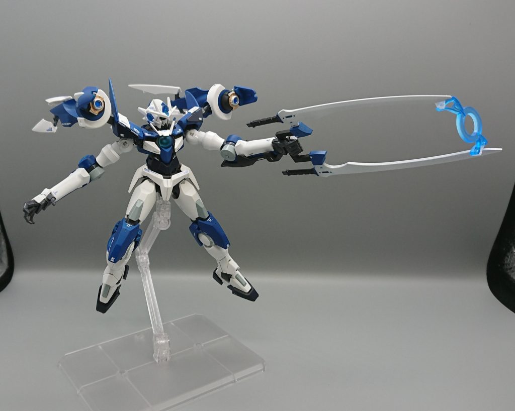 ニチリン形態ではトライパニッシャーを使用できます。GNドライブ3基なのでライザーソードのような極太ビームを放てます。発射時はGNクローが展開しGN粒子を放出、反動を制御します。