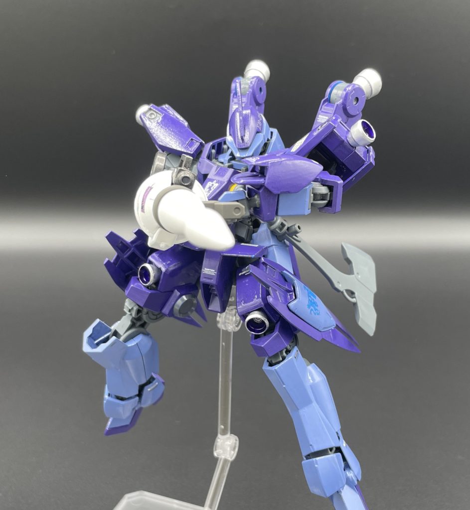 あの時のガキかあッ！！！　ランスは、グリップが稼働するので両手持ちすることが可能です。両手で構えてランスで突進！という攻撃の他、ショートバレルライフルの銃口も露出しているため、銃撃も可能です。ランスの先端が照準の役割も果たしそうですよね。　ショートバレル自体の威力は低そうですが、銃撃しながら高速で突進して串刺しにしてくると思うと、メチャクチャ恐ろしい機体ですね。三日月以外のパイロットなら、たぶん勝てるのマッキーくらいなのでしょう。火星人は…火星に帰れ―ッ！！