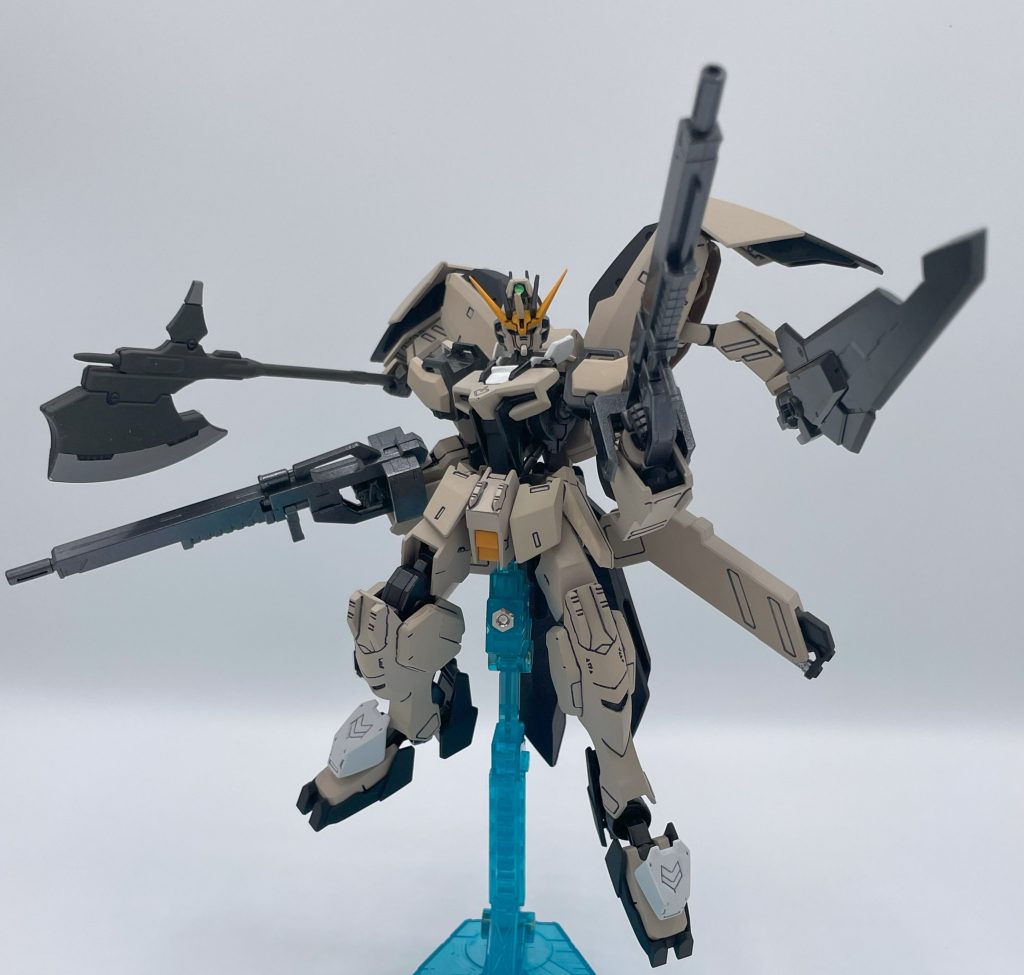 最終形態「阿頼耶識フルバースト」　隠し腕を展開した、本機の最終形態。常人では機体の操作に身体が追い付かないが、阿頼耶識で機体に神経を接続することで、４本の腕を自在に操った。隠し腕を展開することで、スラスターが解放され、さらなる高機動化を実現する。　阿頼耶識による反応に加え、頭部に装備された好感度センサーは遠方からも的確に敵機を把握し、ライフルで打ち抜く。高速で発砲しながらMAに接近し、隠し腕に装備された武装で確実に息の根を止めていった。 　悪魔とも鬼神とも称されるほど莫大な戦火を上げることになったストライクリベイクガンダムであるが、その活躍はひとえに阿頼耶識による人体と機体との接続による賜物であった。特に、最終形態である阿頼耶識フルバーストは、その攻撃力故に人体への影響も極めて過酷なものであった。　本機の挙げた戦果は、かのガンダムバエルにも匹敵するといわれている。しかし、バエルに同化したアグニカ同様、本機体のパイロットも激戦の中で大破していくストライクリベイクへと取り込まれていった。　厄災戦の勝利の象徴にはガンダムバエルが据えられ、激戦によって大破した本機は”忌むべき悪魔”として永久に葬られることとなった。