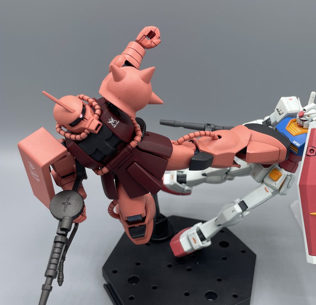 さらに細くなったな！ガンダム！！　リバイブ版ガンダムにシャアキック！！こうしてみると、造形のアプローチが全く異なりますね。