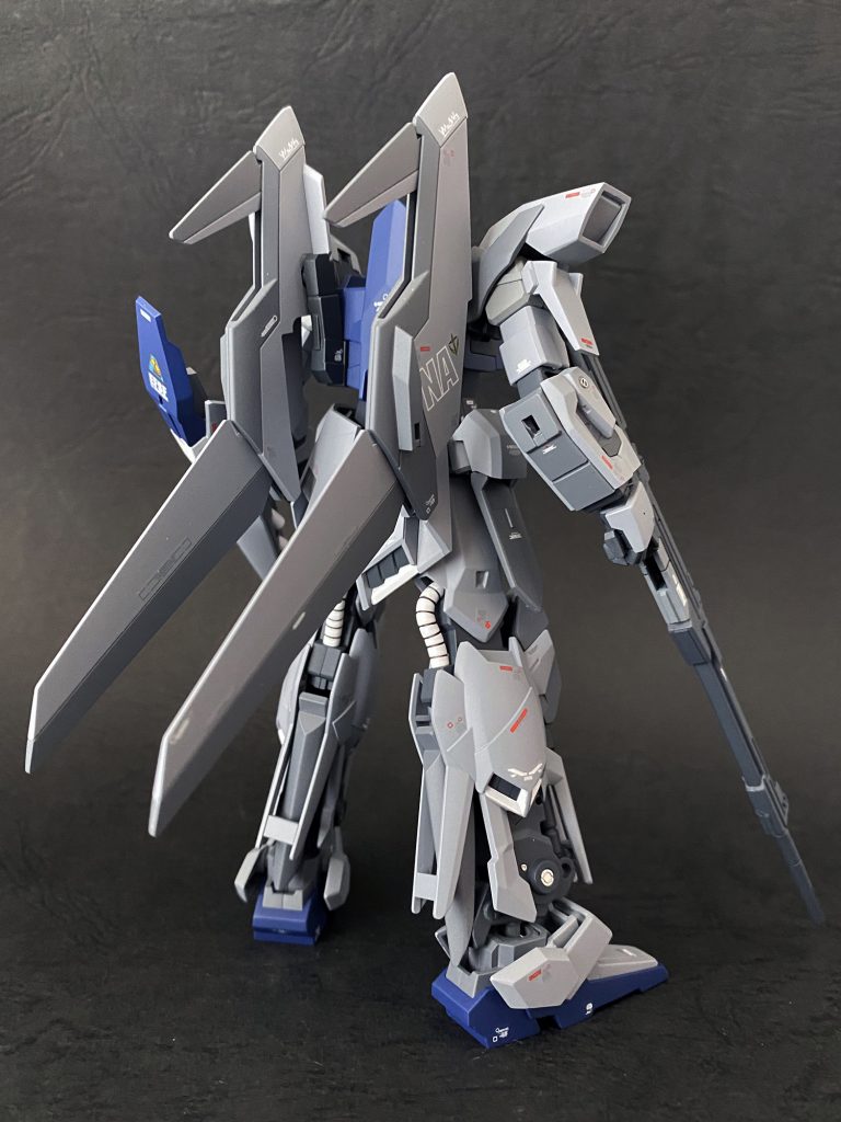 右斜め後方から、翼もグレー2色で塗り分け。