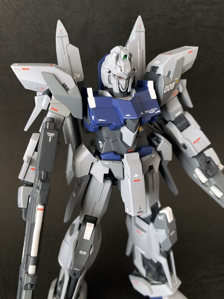 後ハメ加工は強度が落ちそうだったので翼の合わせ目はプラ材とスジ彫りで処理。