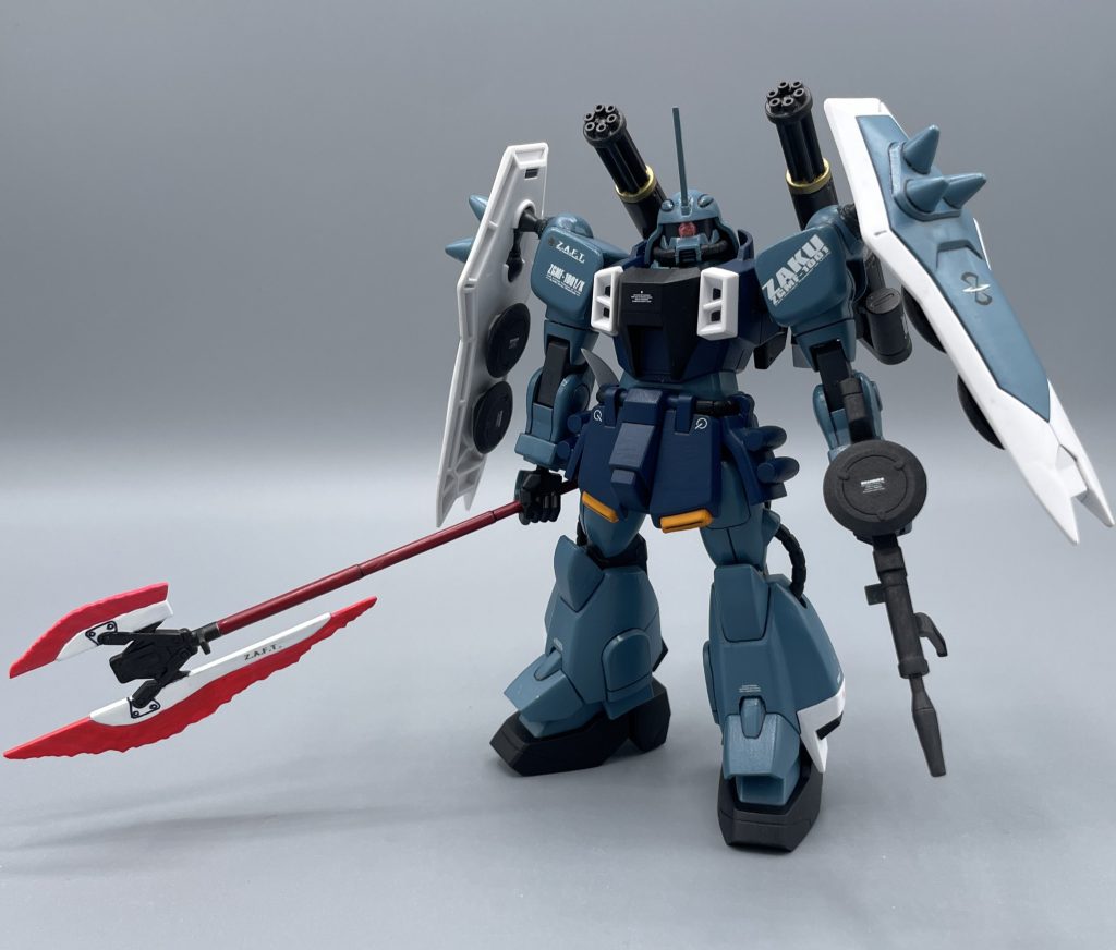 MA-MRファルクスG7ビームアックス スラッシュザクファントムのメインとなる武装。このウィザードは、はっきり言ってこの巨斧の存在に全てがかかっています。 ガトリングで敵機の動きを牽制しつつ接近し、折り畳み式の巨斧をビーム刃と共に展開、敵機をバッサバッサ!斬って斬って斬りまくるぅ!して戦います。  SEEDのザクは、前大戦のGAT-X シリーズを凌駕するほどのカタログスペックを有しており、各部隊のエース級パイロットに配備されていました。ザクファントムは、その中でも指揮官機に相当する機体です。そんな機体・パイロットを、“近接特化”で戦わせるとは、いったいどういう了見だ!? よほど腕の立つパイロットでなければ、すぐに落とされてしまいそうです。