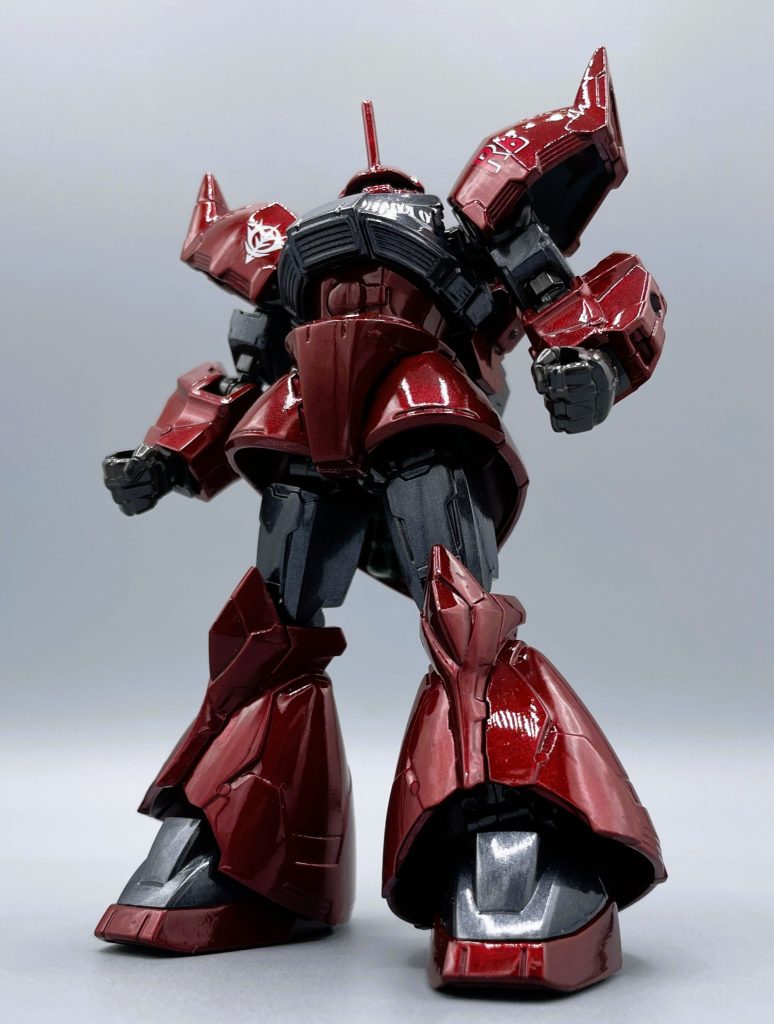 MS-14B ジョニーライデン専用ゲルググ 機動戦士ガンダムMSVに登場した大人気機体、「深紅の稲妻」の2つ名を取るジョニー・ライデンの高機動型ゲルググです。 キャンディー風塗装は思いのほか上手くいって、全身テッカテカの仕上がりで大満足です。しかし、キャンディ塗装って撮影難しいんですね。知らなかった。 普段の記事では、基本的に見出しの写真以外は加工をしません。見やすいように、トリミングを行う程度です。しかし、上の画像は光度を少し上げています。それでもギリギリ雰囲気が伝わるかなぁ程度。ギラギラに光っている部分が正解だと思ってください(>_<)以下の写真は、無加工です。