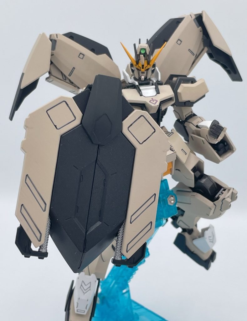 　腰部には大型シールドを装備している。これは自身の防御のみならず、MAからのビーム攻撃を広範囲に渡って防いで拡散させ、味方のMSを庇うことにも効果を発揮した。　それゆえ、好感度センサーでMAを補足すると大型シールドを構えて真っ先に戦場へと切り込む姿が、多く目撃されている。