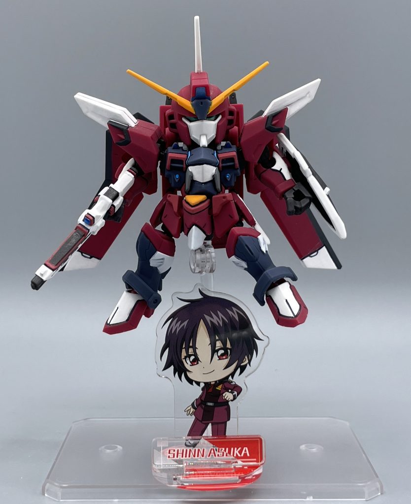 パイロットのシン・アスカと一緒に。名前のイモータルジャスティスは、「不滅の正義」を意味します。かつてのジャスティスの運用艦である「エターナル」との横並びを意識しているのだとか。 名実ともに、めちゃくちゃカッコいい機体なのに、シンちゃんはあまりお気に召さない模様。。。