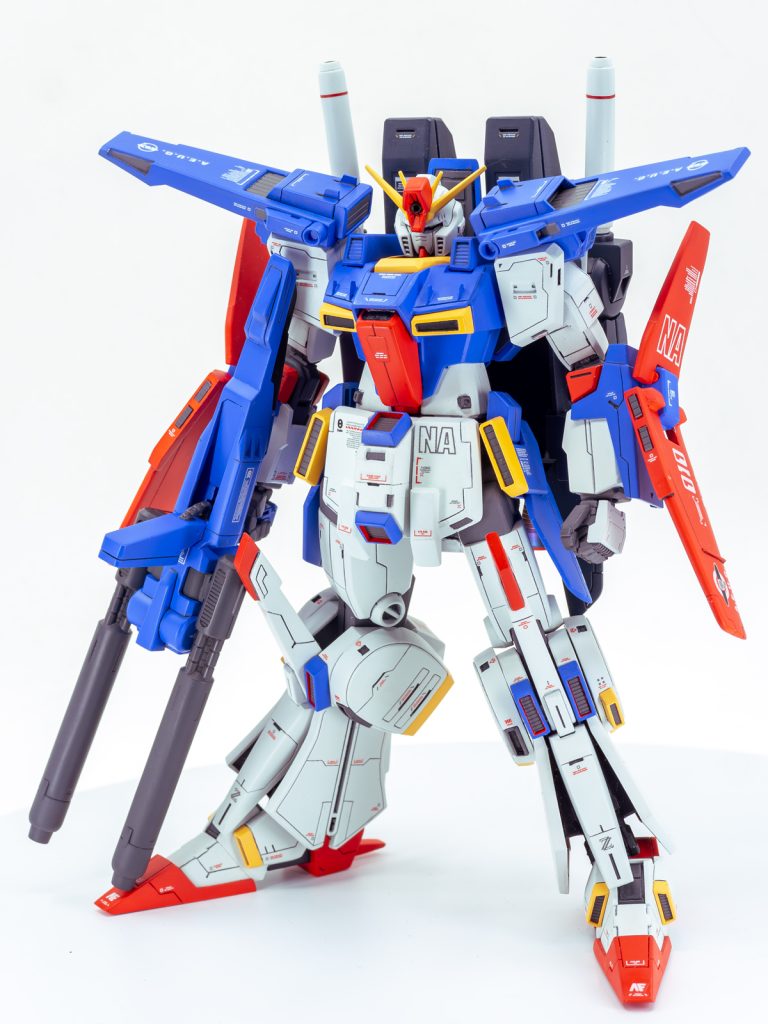 制作の流れとしてまずはZZとして作っていき、そこでプロポーションなども決めてから強化型として足りないものを増やす方向に。最初は足なんですが、延長はしたいんですがそもそも足のバランス自体は良いなと思いました。太ももの白い部分と膝から下のバランスはそのままでいいなと。下手に太ももの白い部分を伸ばすと間延びしそうなのでここは足の付け根の軸を下げる方向に。軸を最下方に移動したら腰フレームはI字型なんでこれをまずT字型に。太ももについてるサイドアーマーはそのT字側フレームに移動。腰フロントと膝の角は軸を伸ばした分だけ延長。膝は鳥足ぎみになるように膝関節を削り込み。胸に厚みをもたせつつ、ダクト周りが鋭角なので少し平たく、首は後方に移動。