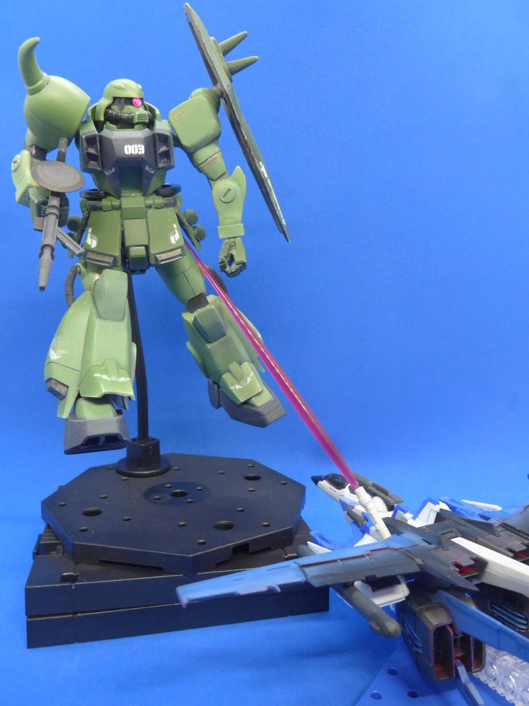 逆にしたサーベルは、接近戦を仕掛けてきたMSに不意打ちを喰らわせます!!難しそう・・・。