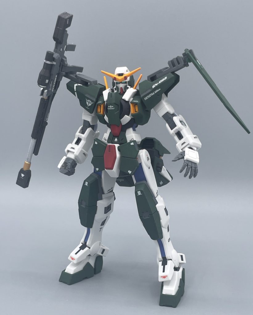 GN-002 GUNDAM DYNAMES 狙撃機という地味なポジションにも関わらず、「狙撃とはなんぞや?」と思わせるほどド派手な活躍を見せて、現在でも大人気のデュナメス。私も1期アニメの機体ではデュナメスが1番好きです。この角ばった無骨なデザインが、カッコいいんですよね!