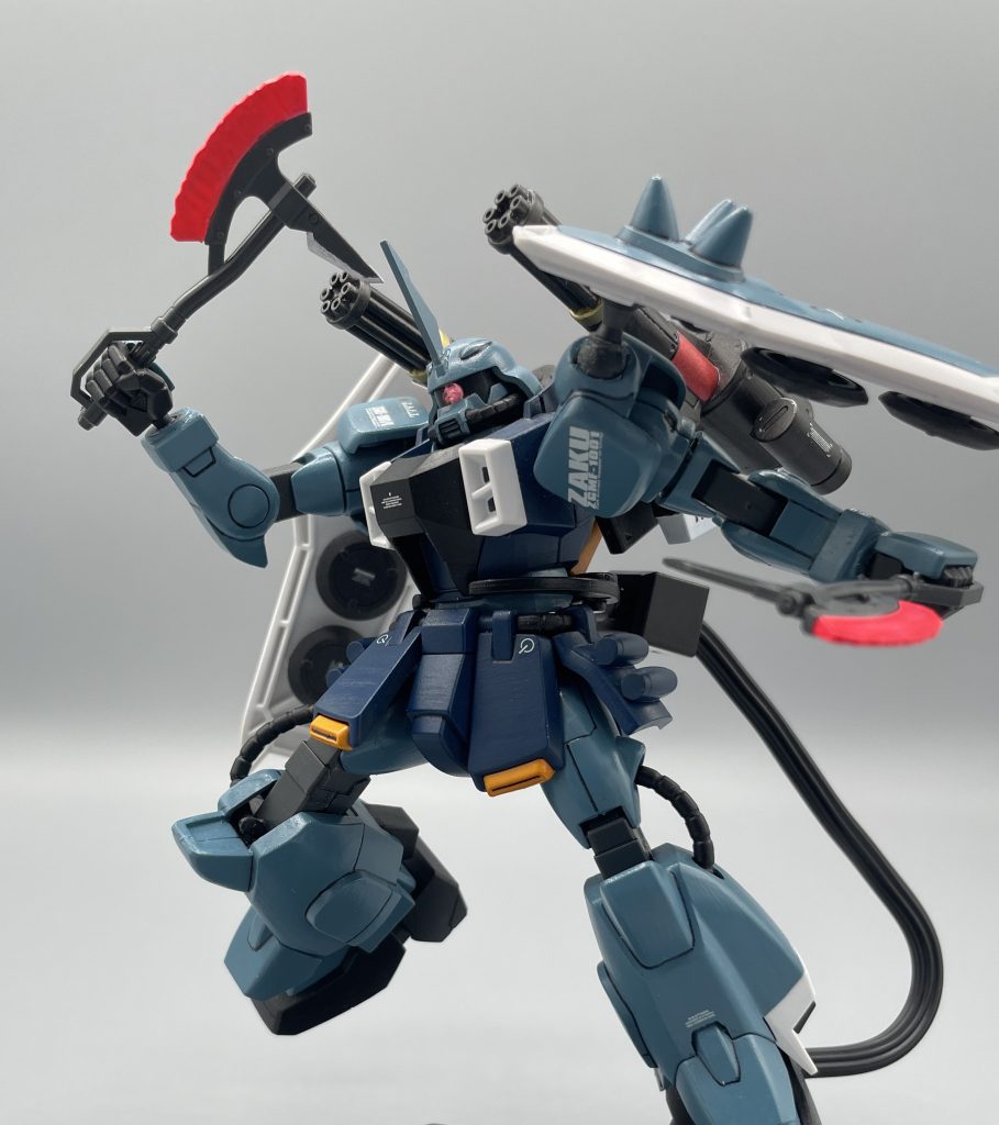 MA-M8 ビームトマホーク ザクファントムのシールド内部(!)に格納されたビーム刃の格闘兵装。使いたい時に、ジャキッ!っと盾から生えてくる便利なアックスです。SEEDのザクにおける基本的な斬撃武器であると同時に、敵機に投げつけて投擲武器として使用することも可能でした。投げる場合は、攻撃よりも牽制的な意味合いでの使用が多かった印象です。ブーメランじゃないから、投げても戻ってこないでしょうしね・・・。 そもそも、スラッシュウィザード背負ってたら、こんなちっさい斧いらねぇ…って話ですもんね(笑)