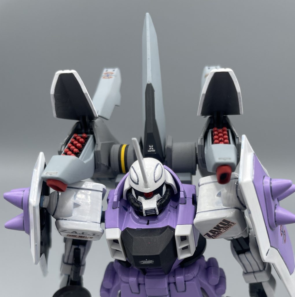 AGM138ファイヤビー 誘導ミサイル ブレイズウィザードの代名詞とも言える武装。ミサイルポッドがガパッと開いて、無数の誘導ミサイルを撒き散らします。 弾幕形成に効果的なミサイルであり、これも劇中でレイがよく使用した武装ですね。ちなみに、“本物の”レイ・ザ・バレル専用機のコレクションシリーズの箱絵は、このポージングでした。