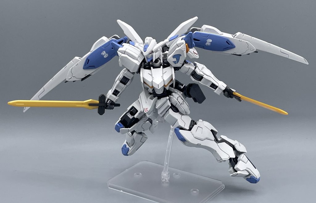 狼とは群れるもの…私には出来ぬ生き方だ…！　マクギリスの駆るガンダムバエルは、劇中でも無類の強さを発揮しました。そこらへんのグレイズなど、歯牙にもかけない活躍ぶりは、見ていて気持ちの良いものでした。マクギリスのクーデター体制は、だいぶ追い込まれていたのですが。