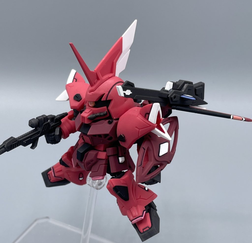 MAM-G3L1 インフェルヌス電磁砲 ボレロ左翼に装備されたレールガンです。てっきりビーム兵装なのかと思いきや、おもっきし実弾兵装なんですね。 このレールガンをはじめ、ボレロの武装やシールドは「EXパーツ枠」なのですが、ほとんど黒1色です。恐ろしい・・・。 シールドがワインレッドで成形されているのが救いですが、ビームの展開表現までは再現できません。ここに青色のビームを展開できたら、色数も増えて情報量アップなんだけどなー。レジンで型取ったりしたら、クリアで再現できそうな気もするけど、面倒なのでやめちゃいました(笑)  だって次弾モビリティ・ジョイントVOL.8で、ビーム展開状態のシールドが付いてくるんだもの。もちろん予約済みだもの。プラを。