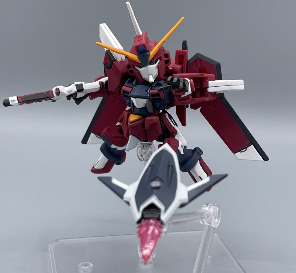 RQM75フラッシュエッジ4シールドブーメラン 画像のようなビーム刃を展開したシールドは、モビリティ―・ジョイントには付属しません。このシールドは、モビルスーツアンサンブル26弾のイモジャさんに貸してもらいました。サイズ的にも、MS本体に付属する小型のシールドに近いので、流用しても違和感は有りません。